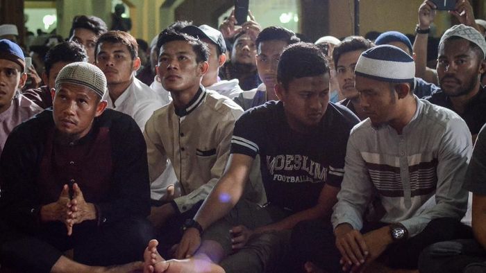 Kapten tim Persib Bandung Supardi Nasir (kiri) dan rekan satu tim dalam acara doa bersama untuk Haringg Sirila di Bandung, Jawa Barat, Rabu (26/9). (Raisan Al Farisi/detikSport) Kapten tim Persib Bandung Supardi Nasir (kiri) dan rekan satu tim dalam acara doa bersama untuk Haringg Sirila di Bandung, Jawa Barat, Rabu (26/9). (Raisan Al Farisi/detikSport)