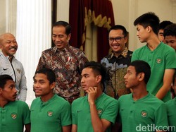 Tak hanya itu, Jokowi juga meminta para anggota timnas Indonesia U-16 agar selalu menjaga semangat untuk menjadi pribadi yang lebih baik. Pasalnya, dia melihat banyak atlet sepak bola U-16 yang tidak bisa mempertahankan performa saat melanjutkan ke level yang lebih tinggi.
