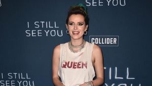 Momen Bella Thorne Percaya Diri Pamer Rambut Ketiak di Red Carpet
