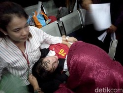 Dituntut 5 Tahun Penjara dan Denda Rp 1 M, Roro Fitria Pingsan