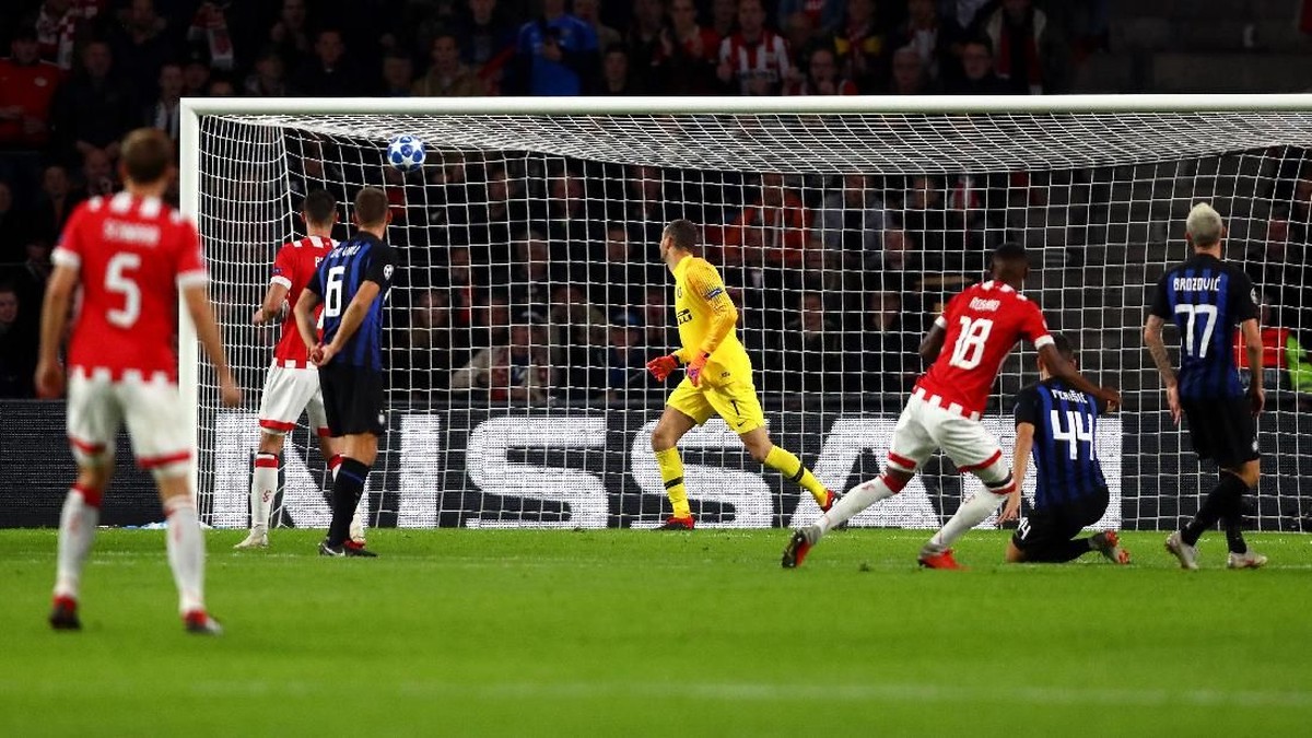 PSV vs Inter Milan imbang 1-1 di babak pertama. (Foto: Dean Mouhtaropoulos/Getty Images)