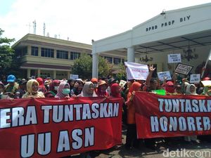 Desak Revisi UU ASN, Ratusan Guru Honorer Geruduk DPRD DIY