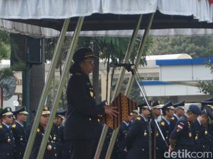 Pakai Stelan Jas Hitam, Sri Mulyani Pimpin Upacara Bea Cukai