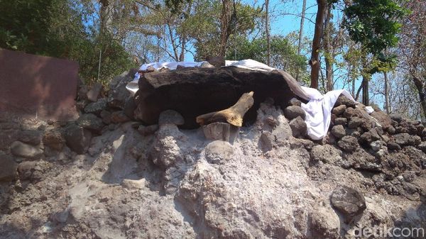 Foto: Batu Penolak Bala di Makam Sunan Gunung Jati