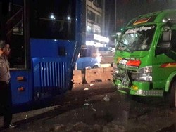 Kecelakaan TransJakarta vs Truk di Warung Jati Arah Mampang