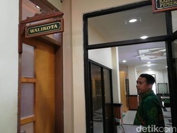 Ruang Wali Kota Pasuruan Juga Disegel KPK