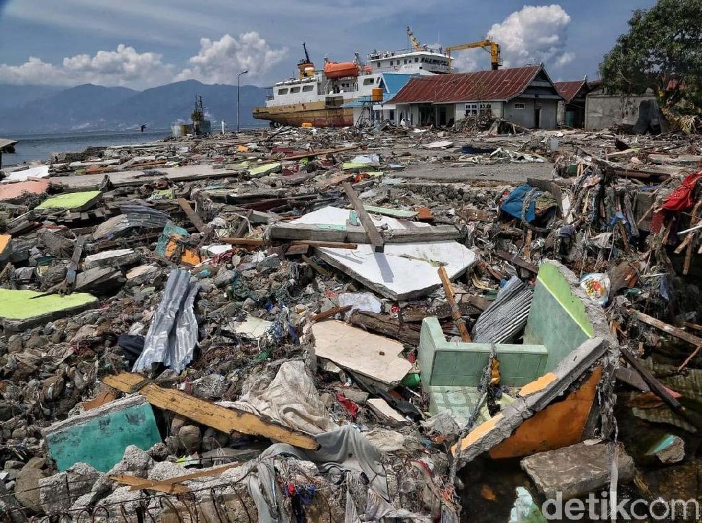 Siswa Donggala Perlahan Mulai Belajar di Sekolah Darurat Siswa Donggala Perlahan Mulai Belajar di Sekolah Darurat