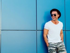 Penampilan Makin Keren dengan 4 Desain Kaus Pria Ini