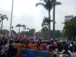 Tolak Pembatasan Umur, Massa Honorer Geruduk DPRD Sumsel
