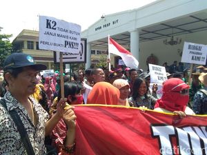 Tolak Diangkat Setara PNS, Guru Honorer DIY: Tak Ada Pensiunan