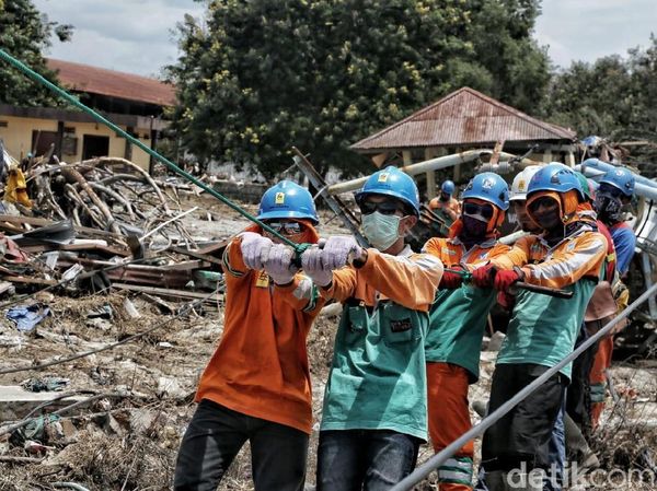 Melihat Pekerja PLN Berjibaku Perbaiki Jaringan Listrik Palu