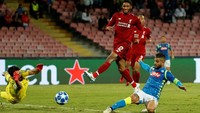 Kebuntuan akhirnya terpecah di menit ke-90. Lorenzo Insigne berhasil menjebol gawang Liverpool usai menyambut umpan Callejon. Gol itu membuat Napoli menutup laga dengan kemenangan 1-0. (Foto: Ciro De Luca/Reuters)