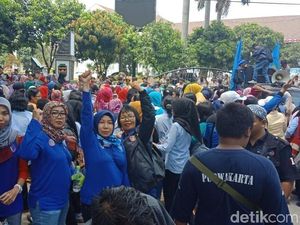 3 Bulan Gaji Tak Utuh, Seribuan Buruh Geruduk DPRD Purwakarta