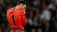 Hugo Lloris menjadi kunci kemenangan Tottenham Hotspur atas Leicester City dengan skor 3-1. Dia melakukan 9 penyelamatan, termasuk menepis satu penalti. (Foto: Andrew Couldridge/Action Images via Reuters)