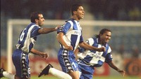 Mario Jardel (tengah) ada di posisi kelima dengan 25 gol dari 47 penampilan di seluruh kompetisi. (AllsportUK /Allsport)