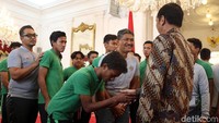Jokowi menyalai para pemain Timnas U-16.