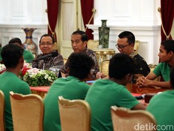 Meski langkah tim nasional sepak bola Indonesia U-16 harus terhenti di perempat final, Presiden Joko Widodo mengapresiasi prestasi tim Indonesia di Piala Asia U-16 2018.