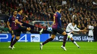 Tottenham kembali menipiskan selisih, saat Erik Lamela mencetak gol di menit ke-66. Bola tendangannya berbelok usai mengenai Clement Lenglet dan mengecoh Marc-Andre ter Stegen. (Foto: Dylan Martinez/REUTERS)