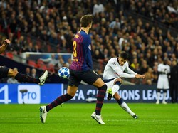 Tottenham kembali menipiskan selisih, saat Erik Lamela mencetak gol di menit ke-66. Bola tendangannya berbelok usai mengenai Clement Lenglet dan mengecoh Marc-Andre ter Stegen. (Foto: Dylan Martinez/REUTERS)