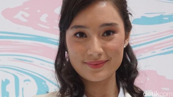 Foto: Cantiknya Tatjana Saphira Tampil Elegan dengan Gaya Maskulin