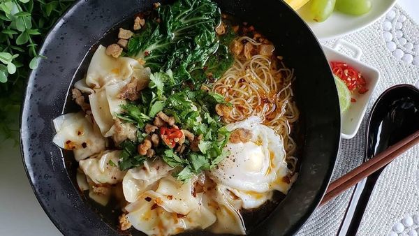 Aduh Enaknya! Mie Kuah dengan Isian Pangsit Lembut Gurih