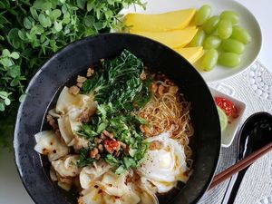 Aduh Enaknya! Mie Kuah dengan Isian Pangsit Lembut Gurih