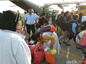 Pengungsi Gempa Palu Tiba di Juanda, Gus Ipul: Jatim Siap Tampung