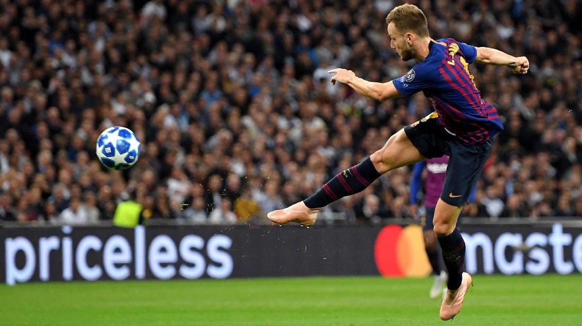 Manchester United mengincar gelandang Barcelona Ivan Rakitic. (Foto: Shaun Botterill/Getty Images)