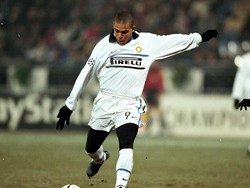 Ronaldo pernah dilaporkan mengunjungi zona merah di Rio de Janeiro, Brasil. Dia berkencan dengan pekerja seks komersial, yang kemudian memerasnya di tahun 2008. Tiga teman Ronaldo itu kemudian diketahui merupakan waria. (Foto: Alex Livesey /Allsport)