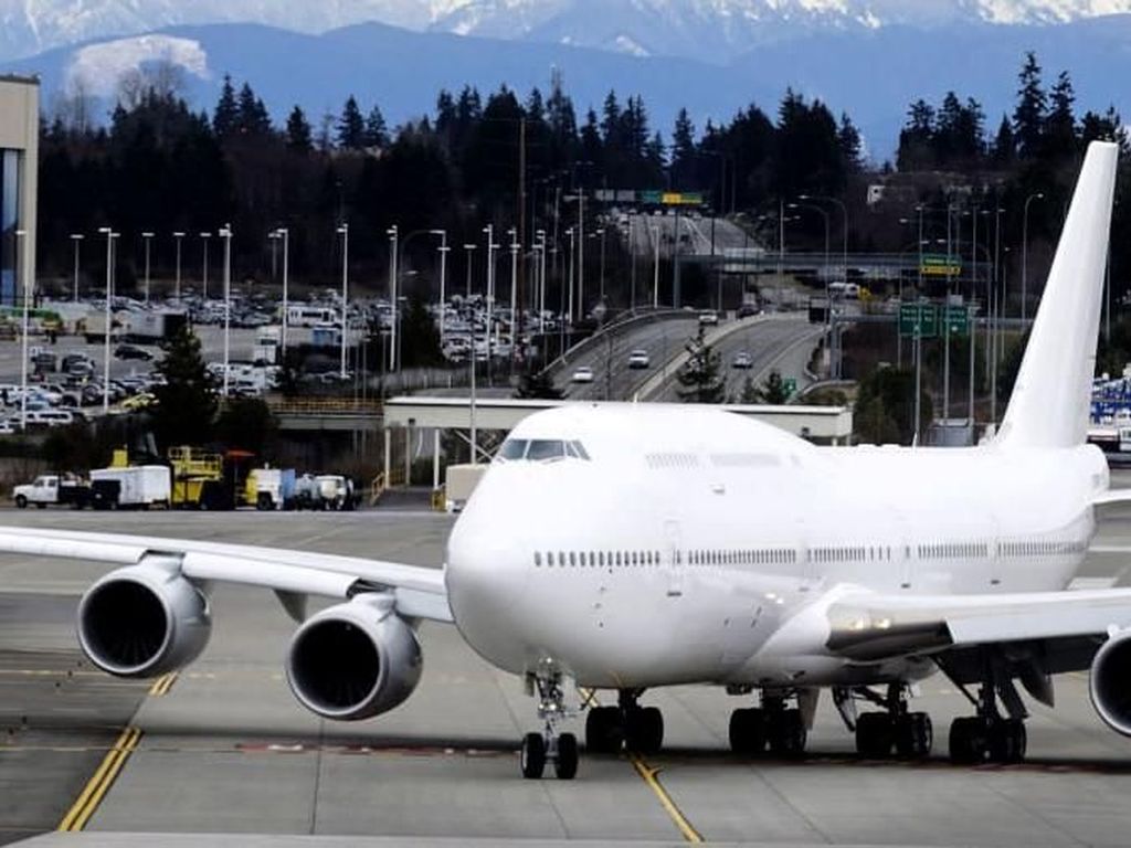 Eh Copot... Bagian Mesin Pesawat Boeing 747 Jatuh Menimpa Rumah Warga