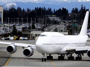 Eh Copot... Bagian Mesin Pesawat Boeing 747 Jatuh Menimpa Rumah Warga Eh Copot... Bagian Mesin Pesawat Boeing 747 Jatuh Menimpa Rumah Warga