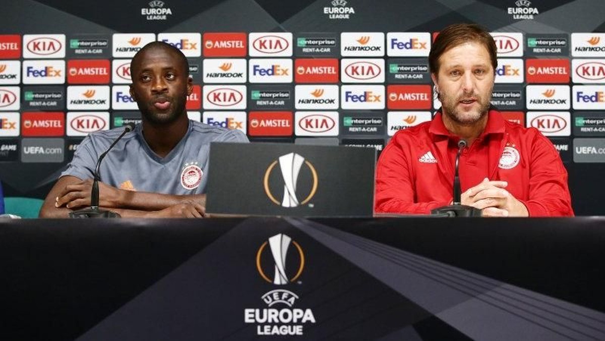 Yaya Toure dan pelatih Olympiakos Pedro Martins saat menggelar konferensi pers jelang menghadapi AC Milan. (Foto: Twitter @olympacos_org)
