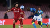 Kalidou Koulibaly berusaha keras menjauhi bola dari penguasaan Mohamed Salah. (Foto: Alberto Lingria/Reuters)
