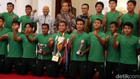 Para pemain Timnas U-16 berfoto bersama Presiden Jokowi.