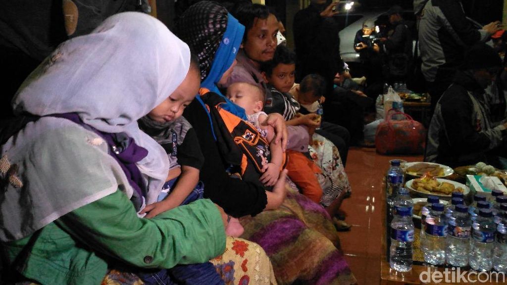 Tangis Keluarga Korban Gempa Palu Pecah di Mapolres Garut Tangis Keluarga Korban Gempa Palu Pecah di Mapolres Garut