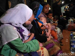 Tangis Keluarga Korban Gempa Palu Pecah di Mapolres Garut