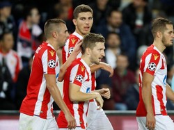 Red Star mampu mencuri gol lewat Marko Marin. REUTERS/Charles Platiau.