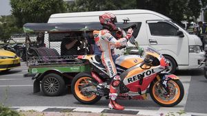 Marquez di Bangkok: Naik Tuk-tuk, Jajan Kaki 5, Dibonceng Polisi