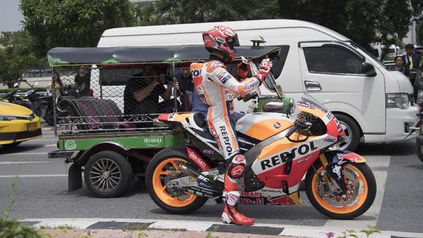 Marquez di Bangkok: Naik Tuk-tuk, Jajan Kaki 5, Dibonceng Polisi