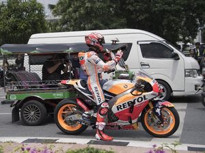 Marquez di Bangkok: Naik Tuk-tuk, Jajan Kaki 5, Dibonceng Polisi
