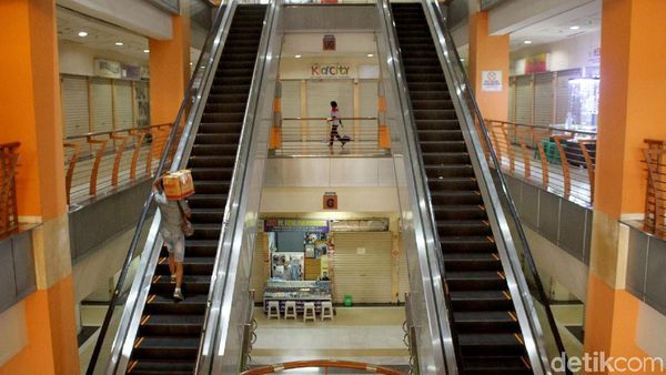 Penampakan Terkini Sepinya Roxy Square yang Kehilangan Pembeli