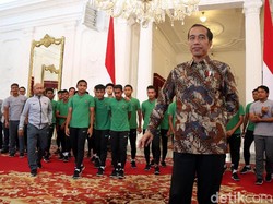 Presiden Joko Widodo (Jokowi) menerima kedatangan para pemain Timnas Indonesia U-16, di Istana Merdeka, Jakarta, Kamis (04/10/2018).