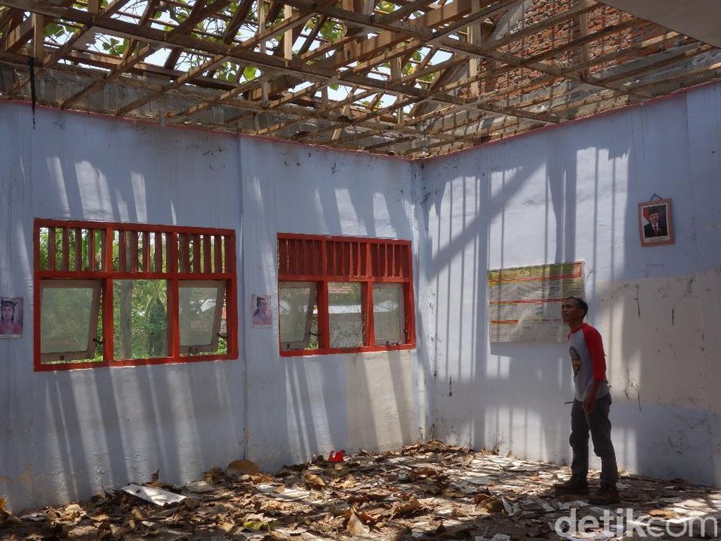 Atap Kelas Ambruk, Siswa SD di Jombang Belajar di Tempat Parkir