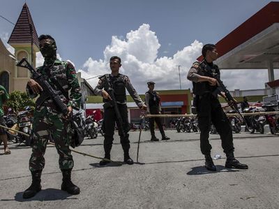 Polisi dan TNI Bersenjata Jaga SPBU di Palu