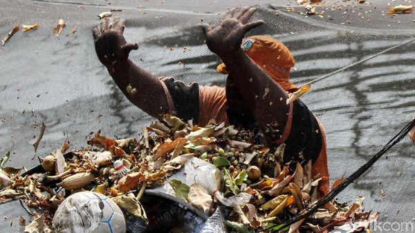 PPSU Bersihkan Sampah Menumpuk di Waring Kali Item