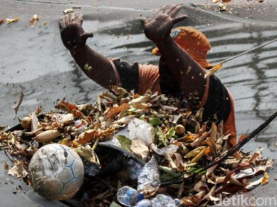 PPSU Bersihkan Sampah Menumpuk di Waring Kali Item