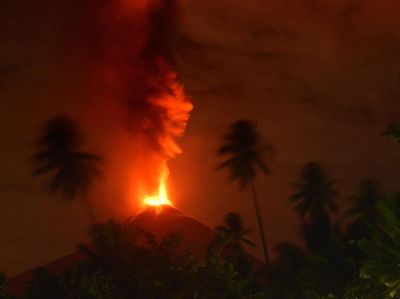 Penampakan Letusan Stromboli Gunung Soputan di Minahasa
