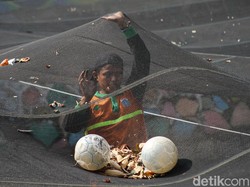 Ketika Pemerintah Pusat Turun Tangan Bersihkan Kali Item