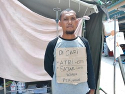 Berkalung Kardus, Anjas Keliling Palu Cari Istri dan Anaknya