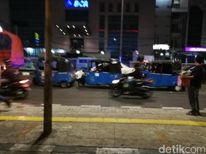 Bajaj Ngetem di Tengah Jalan Samping Mal Arion Bikin Macet!